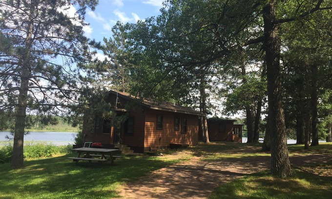 Danbury Cabin | Rustic Pine Cabin Retreat by the Lake with Kitchen Access