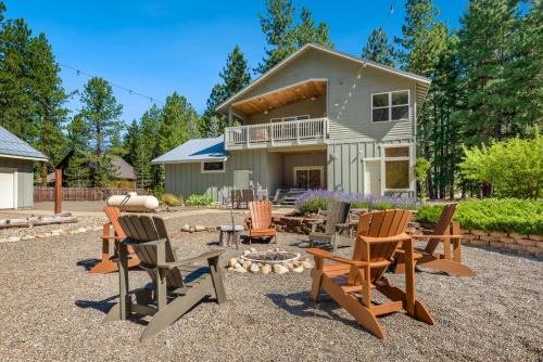 Ronald House | Cozy Pine Cabin Pool Access