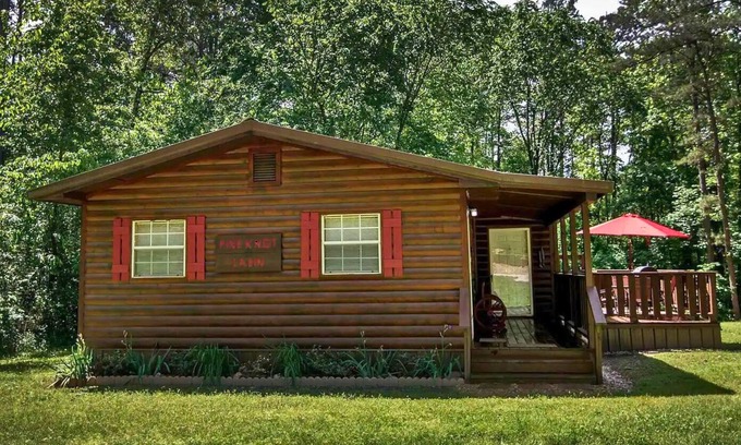 Broken Bow Cabin | Cozy Pine Knot Retreat in Hochatown