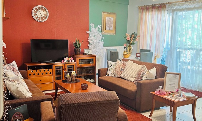 Kozani Apartment | Pet-Friendly Getaway with Breakfast and Kitchen Access