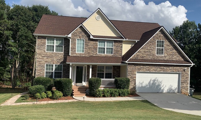 Conyers House | Inviting 3-Bedroom Apartment with Pool & Hot Tub Amenities