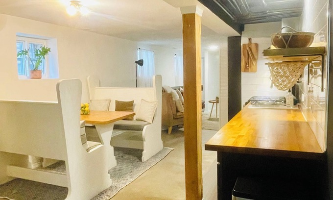 Avondale House | Comfortable Private Bedroom with Kitchen & Spa Amenities