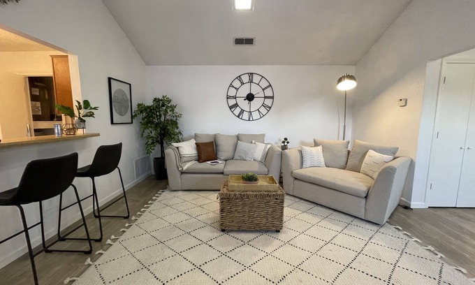 Carrollton House | Chic Boho Retreat: Guest Rated 9.8, Pet-Friendly & Pool