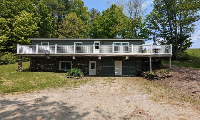 Bethel House | Idyllic Country Retreat with Breakfast Near Woodstock