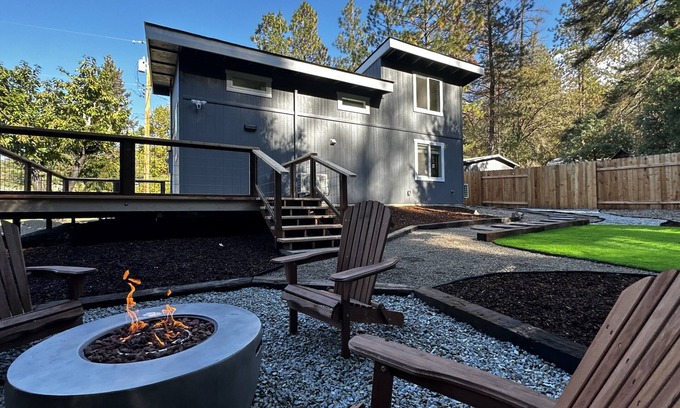 Jacksonville Cottage | Private Family Ranch Cottage Near Vineyards & Applegate Lake