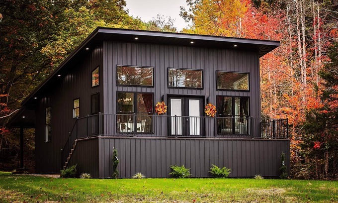 West Union Cabin | Intimate Retreat for Couples with Spa and Hot Tub Amenities