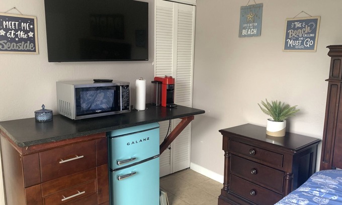 Clearwater House | Private Room Oasis with Breakfast and Family-Friendly Vibes