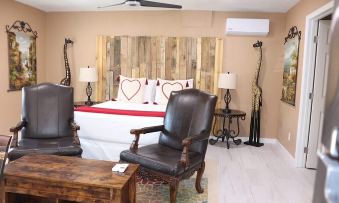 Orchards House | Inviting Rustic Room with Spa and Breakfast Included