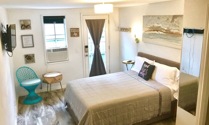 Lower Greenville House | Cozy Private Studio Near SMU with Kitchen & Parking