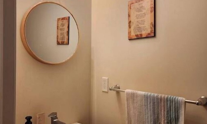 Lawrence Heights Hotel | Convenient Toronto Retreat with Free Parking & WIFI