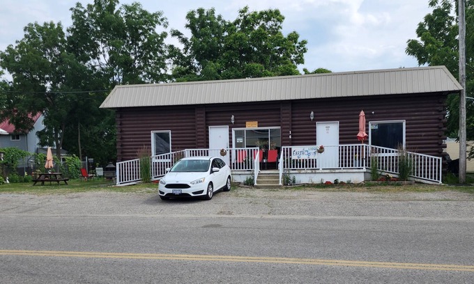 Port Burwell House | Cozy queen-sized bedrooms 3 minutes from beach