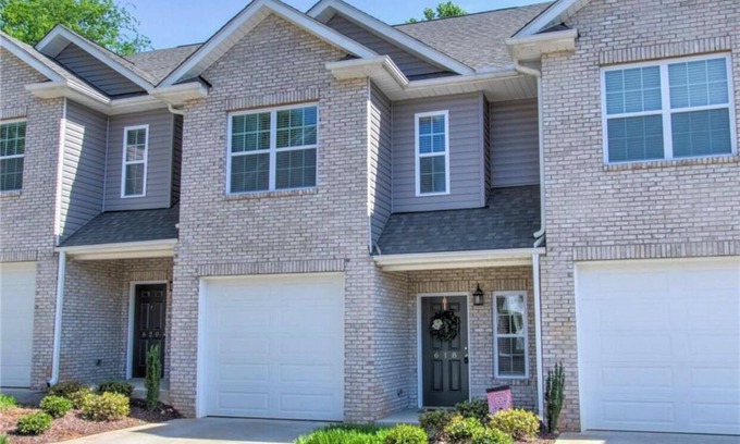 Greensboro House | Cozy, Quiet and Well Appointed Dual Master w/ 2.5 ba Townhome 4 miles to GSO!