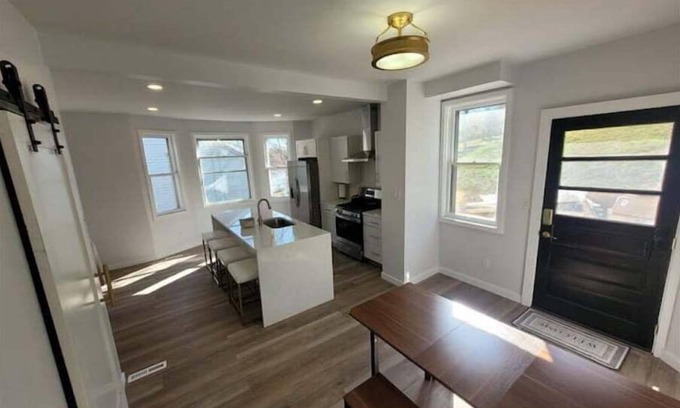 Millvale House | Quiet Retreat Steps from Downtown with Breakfast Included