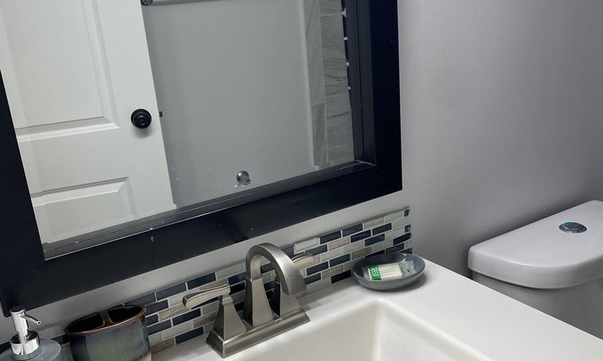 Tamarac House | Cozy Retreat Near Sawgrass Mall with Kitchen & Netflix