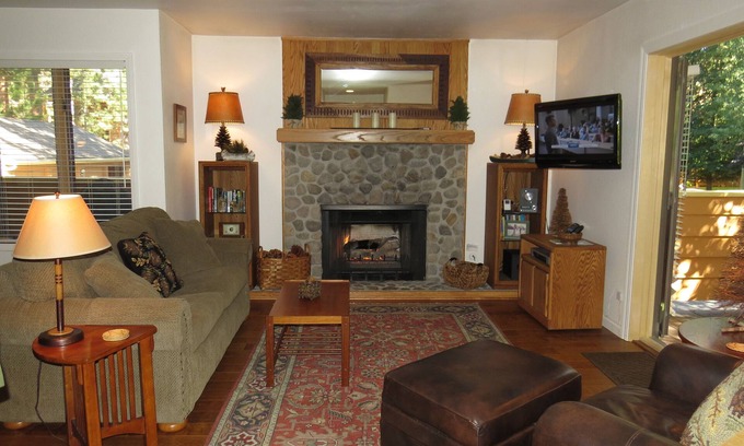 Incline Village Condo | Tranquil McCloud Condo with Pool & Ocean View Near Beach
