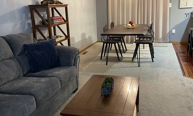 Delmont House | Comfortable Retreat Near Top Attractions with Breakfast