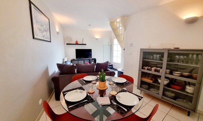 Angouleme House | Inviting Townhouse Retreat with Patio and Breakfast Included