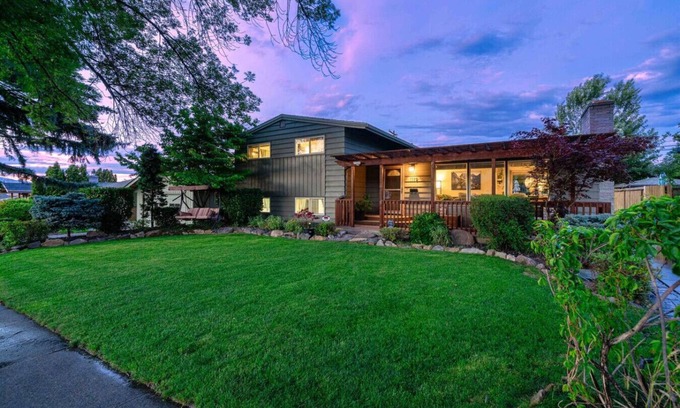 Wenatchee House | Tranquil Retreat with Saddlerock Views & Family Amenities