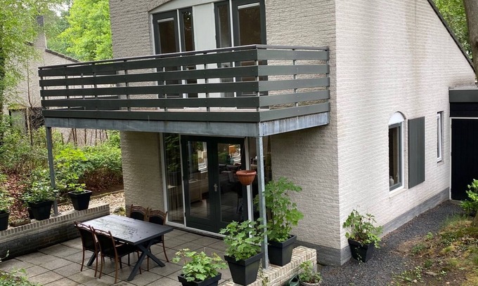 Nunspeet House | Charming Recreation House in Nunspeet with Kitchen Access