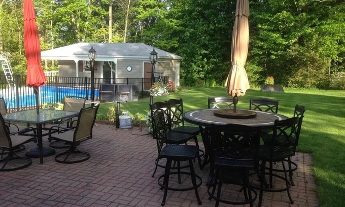 Hamden House | Relaxed King and Queen Rooms with Pool & Family Amenities