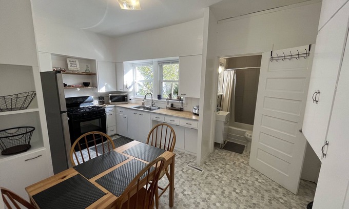 Des Moines Apartment | Inviting 1-Bedroom Retreat Near Drake U and Downtown
