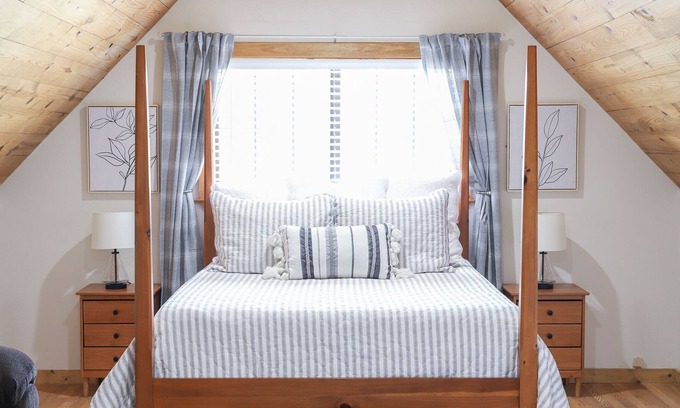 Burnet Cottage | Cozy, Remodeled Garage Apartment for up to 3