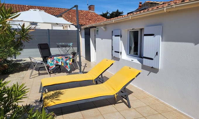 Saint-Vincent-sur-Jard Cottage | Cozy Gite Saint-Vincent-sur-Jard: Pet-Friendly Retreat