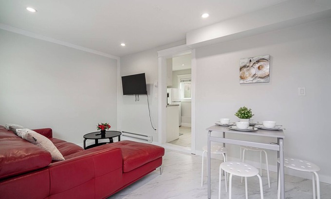 Killarney House | Inviting Renovated 2BR Laneway Home - Guest Rated 9.8/10