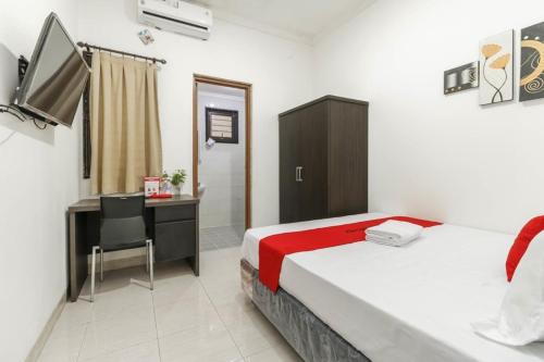 Jakarta House | Budget-Friendly Stay at Cozy Residence Muwardi with Kitchen