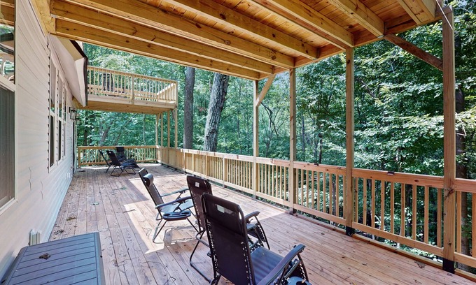 Windsor Hills House | Cozy & restful treehouse style home with a gas grill & AC
