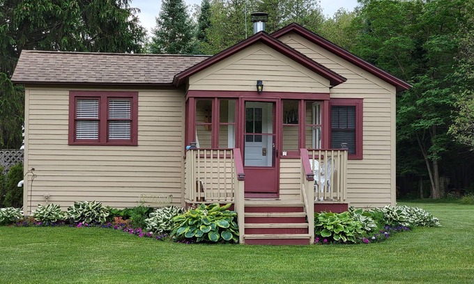 Sturgeon Bay Cottage | Charming Getaway: 1 Bedroom House with Spa & Breakfast