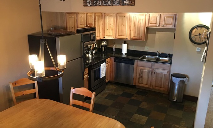 Fraser Condo | Inviting Condo Retreat Near Clubhouse with Spa & Pool
