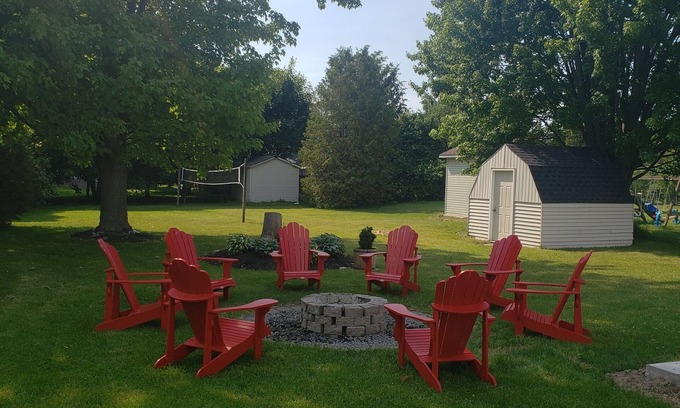 Dashwood House | Cozy Lakeview Cottage with Spa and Family Amenities