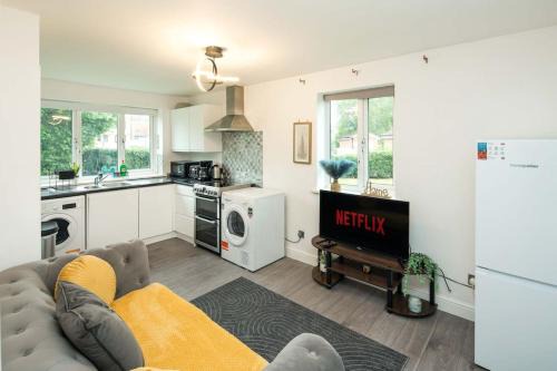 Feltham West Apartment | Inviting Retreat Close to Heathrow with Child-Friendly Perks