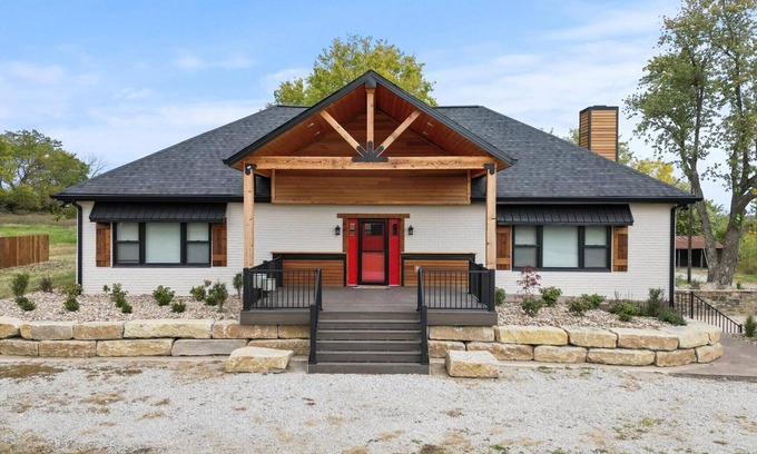 Ray County House | Charming Retreat Near Excelsior Springs with Spa & Dining