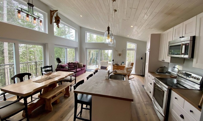 Preissac Ski Chalet | Cozy retreat on the lake.