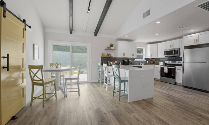 Buda House | Pet-Friendly 3BR/2BA Retreat with Breakfast for Families