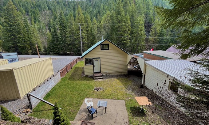 Wallace House | Serene Retreat with Canyon Views and River Sounds