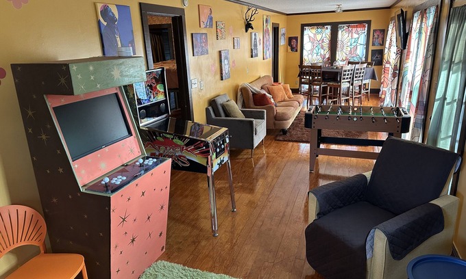 Southeast Raleigh House | Inviting Retro Game Ranch Near Downtown with Breakfast
