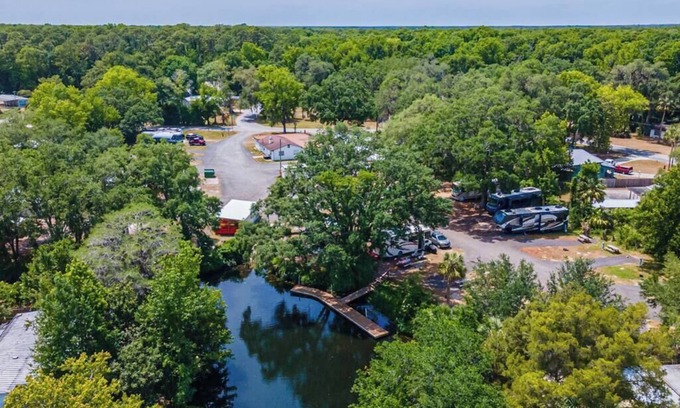 Chassahowitzka Cabin | Inviting River Cabin with Kitchen & Family-Friendly Fun