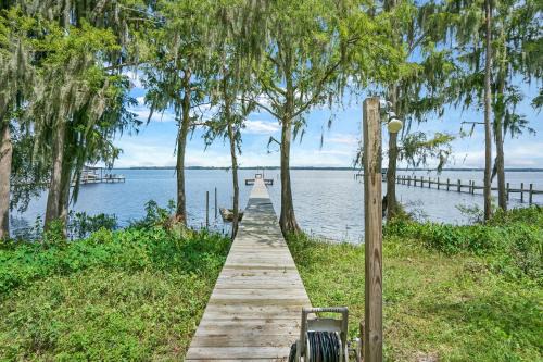 Palatka House | Family-Friendly River Cabin with Dock and Playset