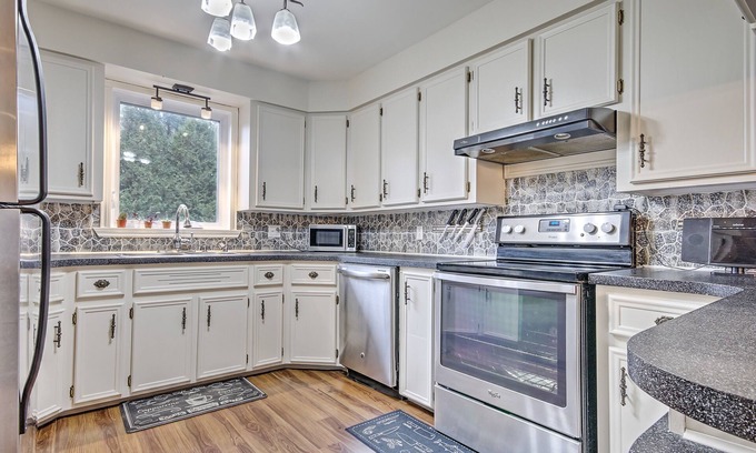 Saint-Jean-de-Matha Cottage | Charming Riverfront Retreat with Spa and Ocean Views
