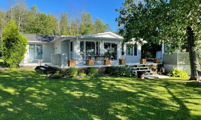 Merrickville-Wolford Cottage | Tranquil Riverfront Cottage with Pool by Rideau River