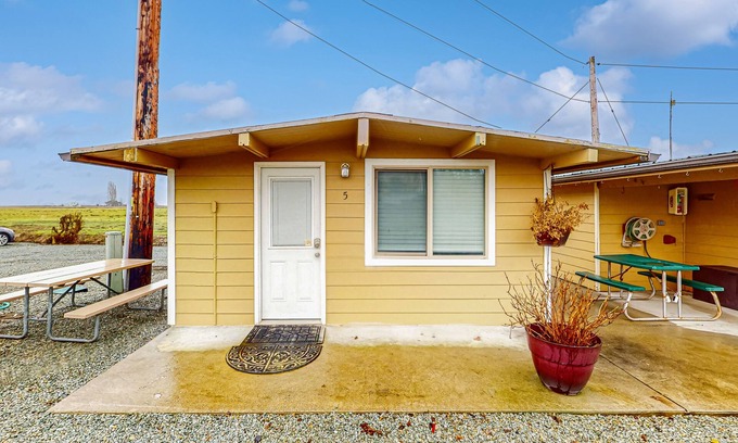 Mount Vernon Apartment | Dog-Friendly Riverside Cabin with Kitchenette & Spa Access