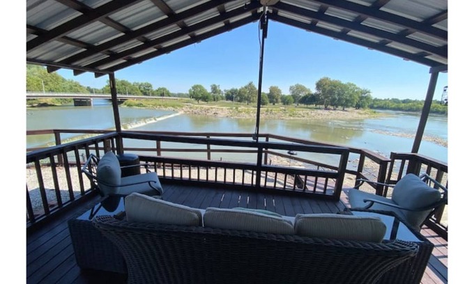 Chetopa Cabin | Idyllic Riverside Cabin Retreat Along the Neosho River