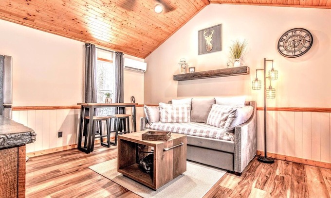 Wisconsin Dells Cabin | Intimate Cabin Retreat on WI River - Rated 10/10 by Guests