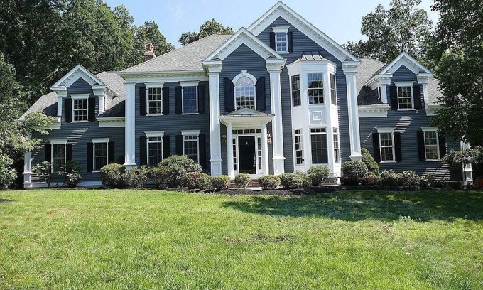 Avon House | Cozy Romantic Single Family Home - 5 mins from a State Park