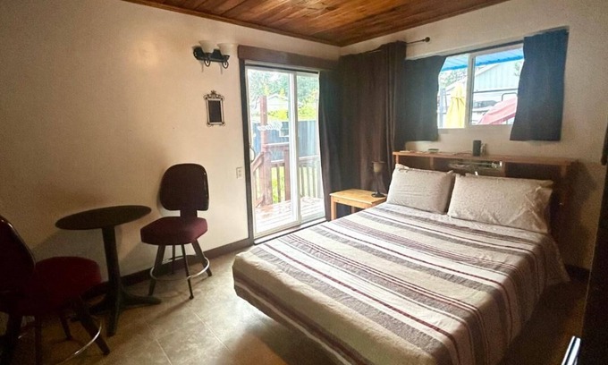Beachcomber Bed & Breakfast | Cozy room, in a SPA environment