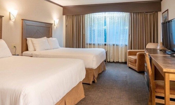 Banff Apartment | Comfortable Room in Banff with Air-Conditioning & Spa