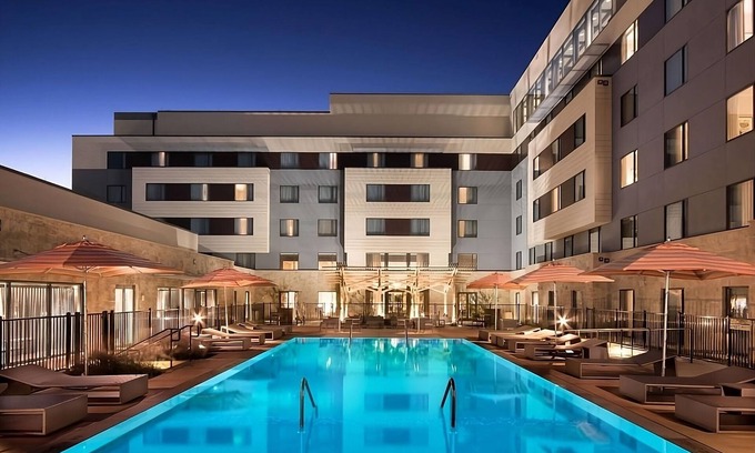Bee Cave Hotel | Cozy Room w/Outdoor Pool, Complimentary Parking, & Convenient Dining